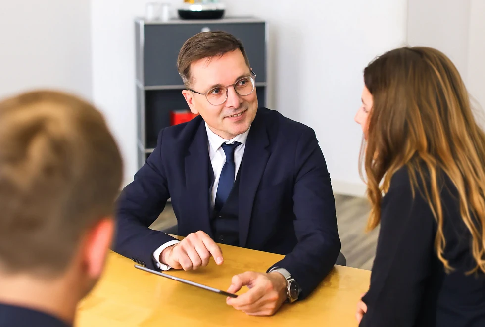 Anwalt im Gespräch mit Mandantin