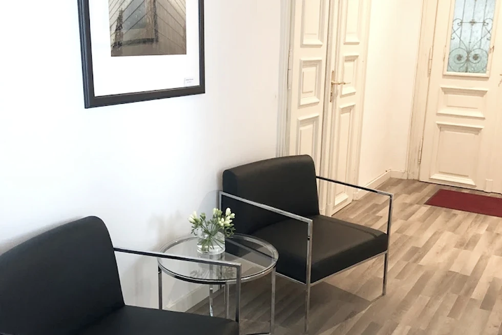 Wartebereich mit Tisch und Stühlen